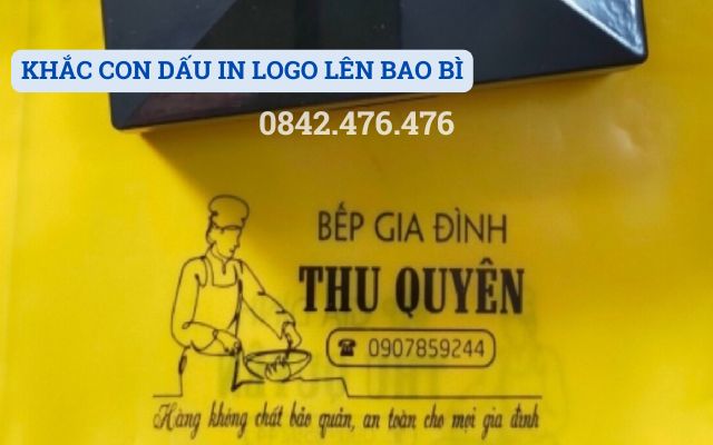 KHẮC CON DẤU IN LOGO LÊN BAO BÌ