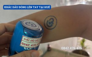 KHẮC DẤU ĐÓNG LÊN TAY TẠI HUẾ