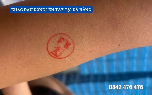 KHẮC DẤU ĐÓNG LÊN TAY TẠI ĐÀ NẴNG
