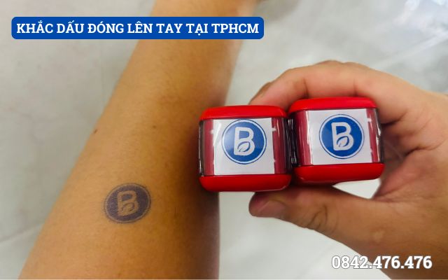 KHẮC DẤU ĐÓNG LÊN TAY TẠI TPHCM